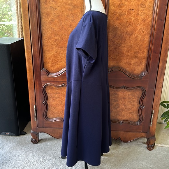 Avenue Navy Short Sleeve Dress with Zipper in Back (Size 18/20) - Picture 11 of 16